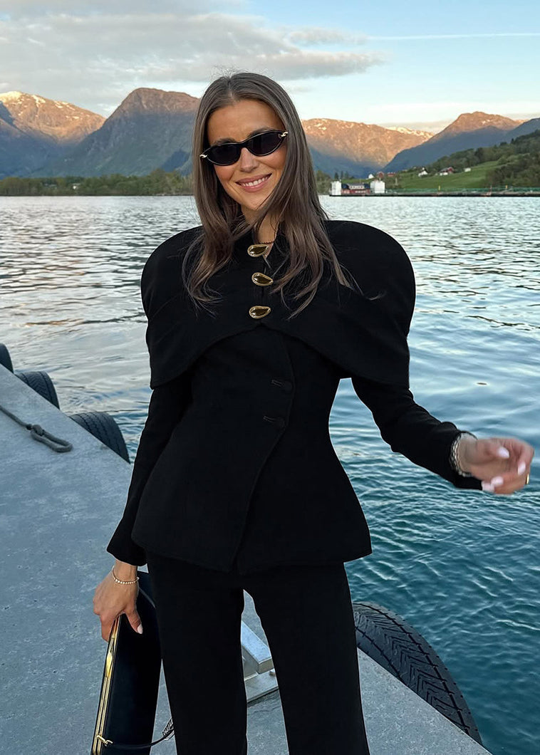 Slim-Fit Black Blazer – Small Fragrance Style